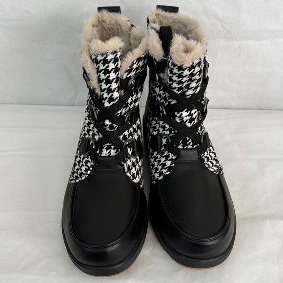 Torrid Black White Houndstooth Lace Up Cold Weather Booties Boots Sz. 10.5 WW - Picture 7 of 12